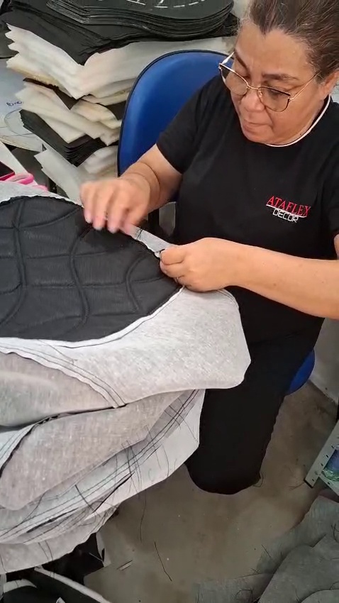 Trabalho manual na produção de estofados Ataflex
