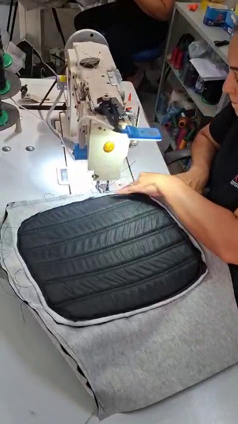 Costura do estofamento na produção da Ataflex